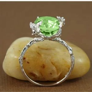 ♥️Beautiful Ring size 10 Green Oval cut Zircon silver plated band look of bamboo
